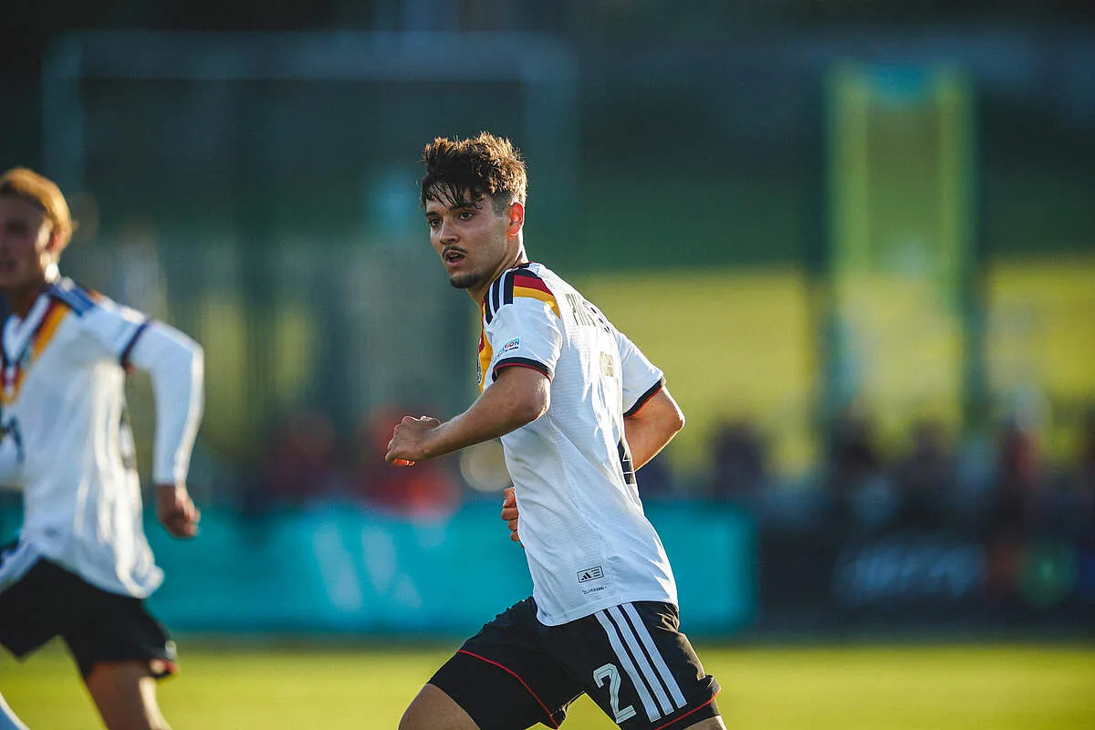 Hamburg: HSV-Stürmer Stange bei U19-EM mit Trikotpanne und Doppelpack